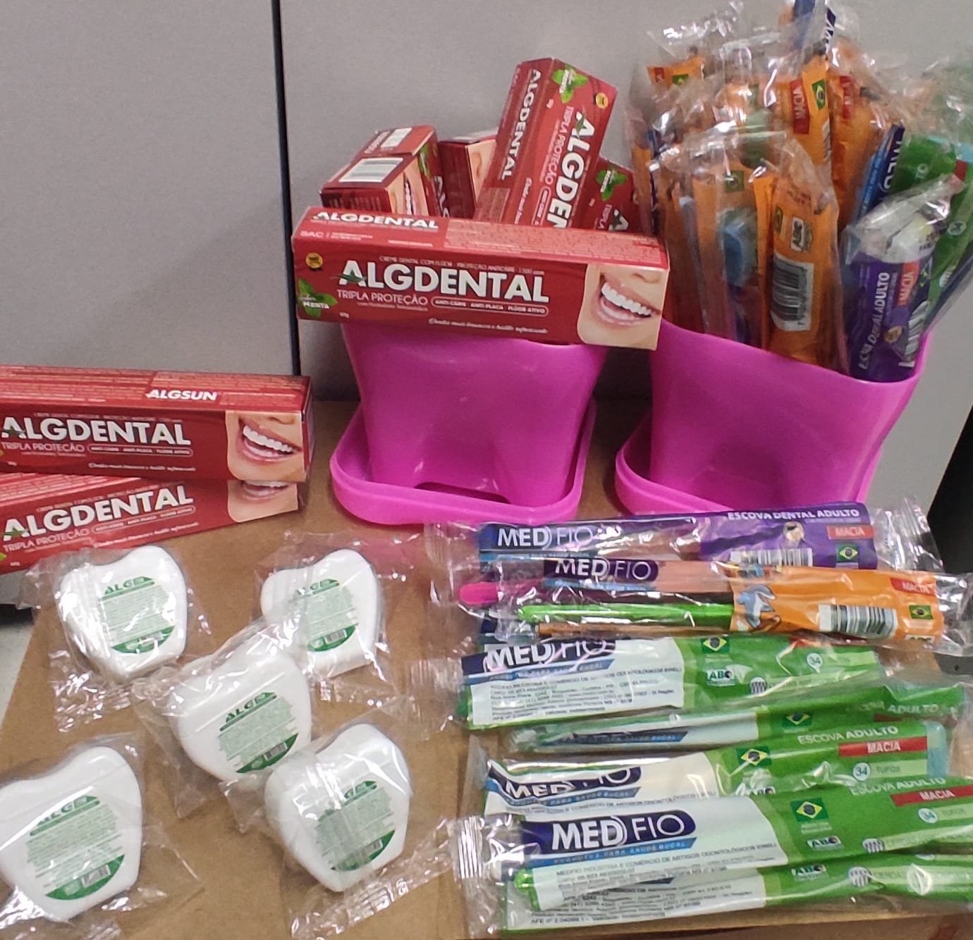 Projeto “Dentista na Escola” entrega mais de 10 mil kits de higiene bucal para estudantes da rede municipal de Caraguatatuba