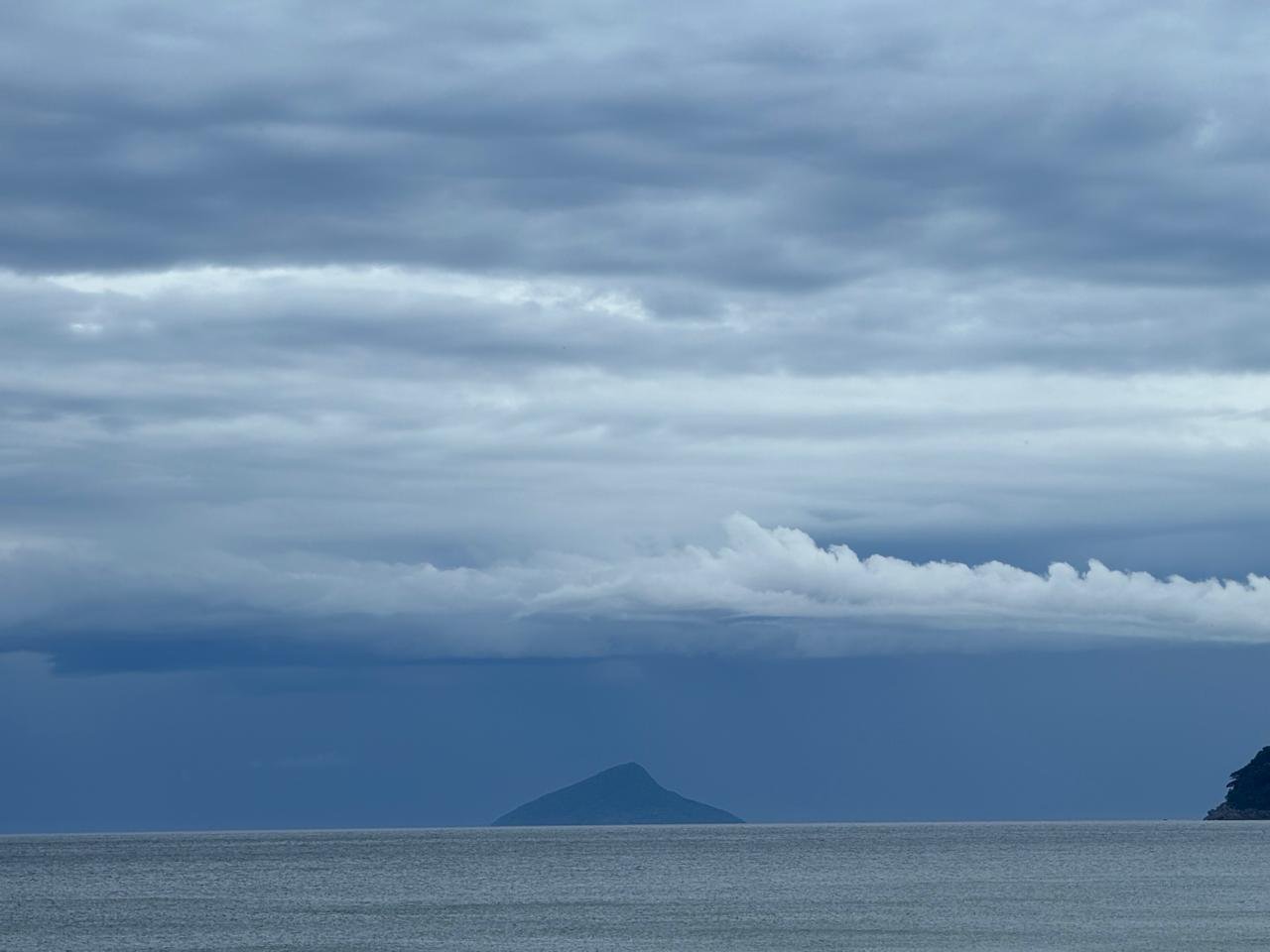 Chuvas causam alagamentos em São Sebastião