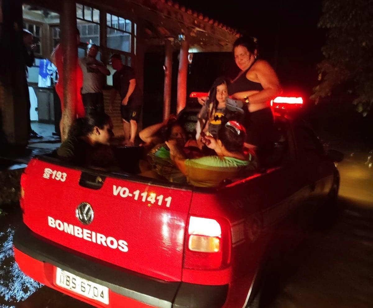 Bombeiros resgatam vítimas em Ubatuba