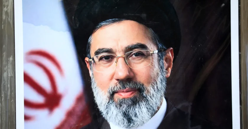 Irã afirma que líder Khamenei segue no país e comanda guerra