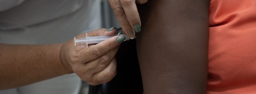 Vacinação contra febre amarela em escola do bairro Rio do Ouro