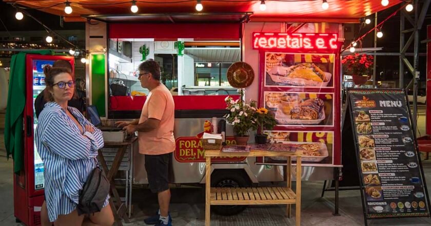 Food trucks e música ao vivo no Camaroeiro em Caraguatatuba