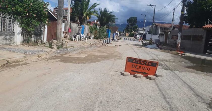 Caraguatatuba autua Sabesp por irregularidades em vias após escavações para implantação de rede