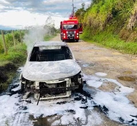 Incêndio destrói veículo na Estrada do Rio Claro em Caraguatatuba
