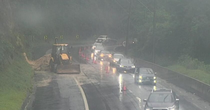 Deslizamento de terra interdita Rodovia dos Tamoios
