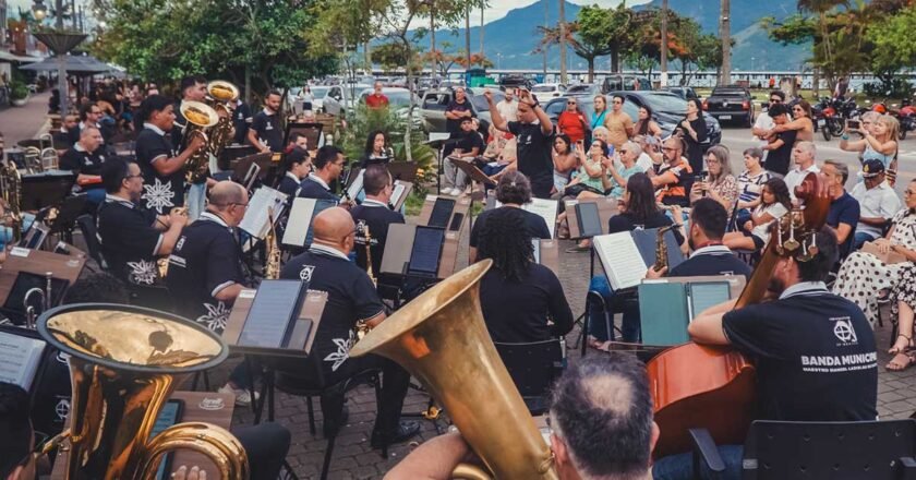 Banda Municipal de São Sebastião apresenta-se na Rua da Praia