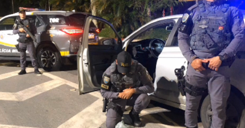 Polícia intercepta carro na Tamoios com R$ 100 mil em haxixe ‘dry’