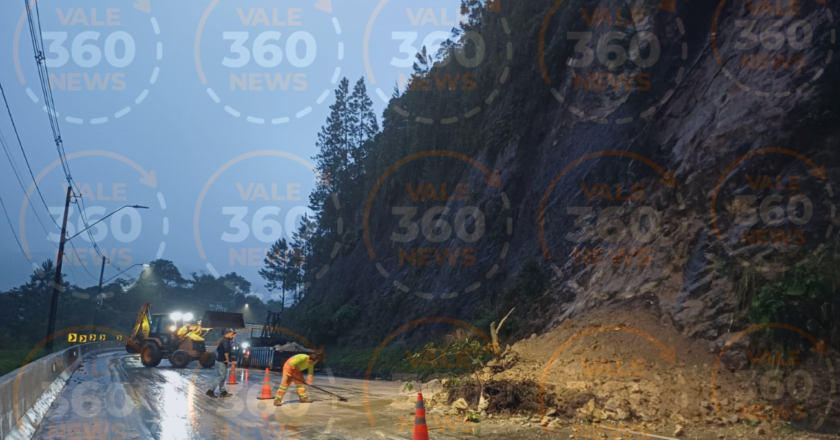 Deslizamento de terra na Serra Antiga da Tamoios em Caraguatatuba interdita faixa e acostamento