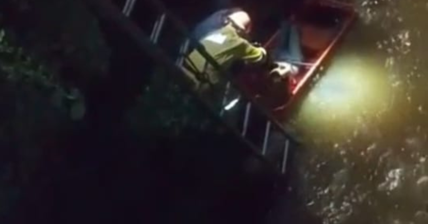 Resgate em rio em Campos do Jordão após queda de ponte