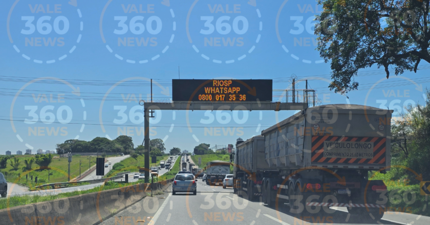 Vazamento de óleo de caminhão interdita totalmente Via Dutra em Lavrinhas