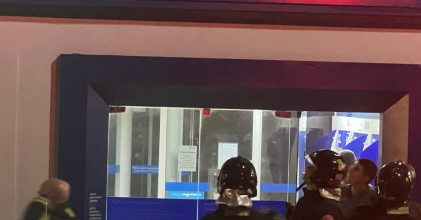 Incêndio destrói agência da Caixa em Ilhabela