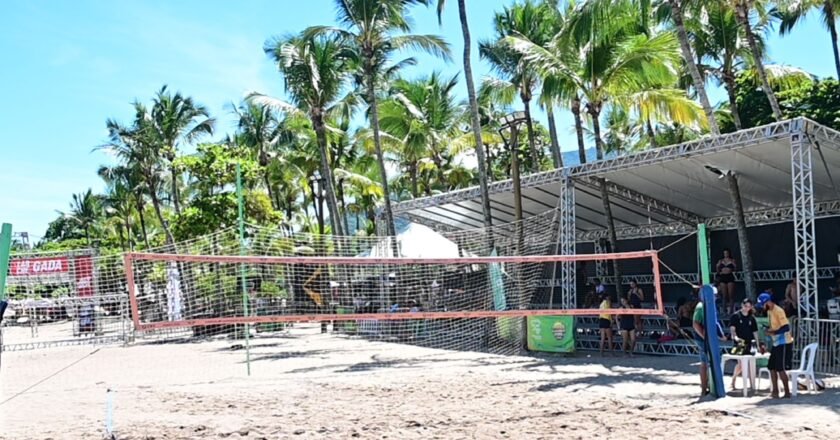 Mulheres em quadra no Torneio de Beach Tennis de Ilhabela