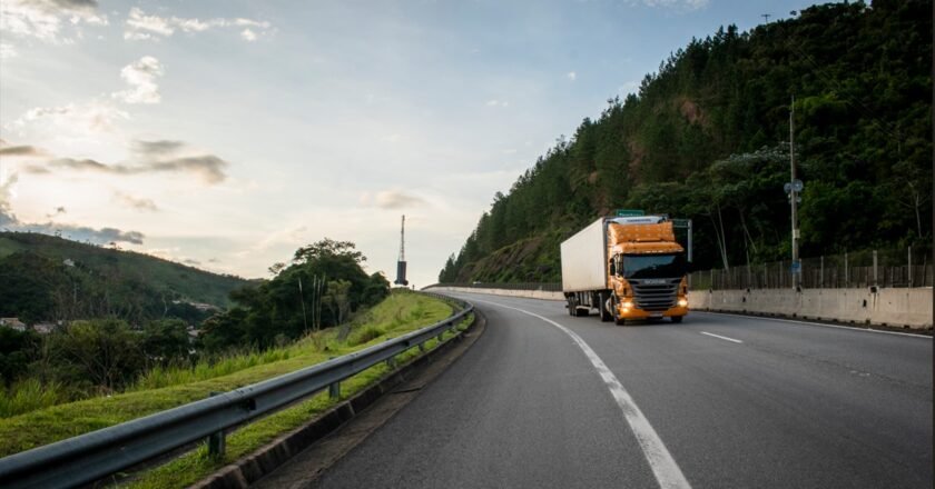 Obras Rodovia dos Tamoios: recapeamento altera trânsito e causa interdições na pista
