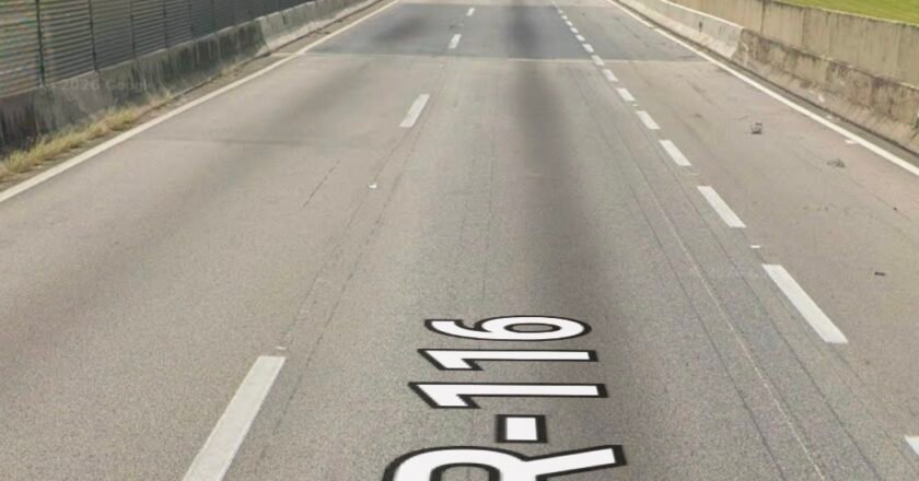 Tombamento de carreta interdita totalmente Via Dutra em Jacareí