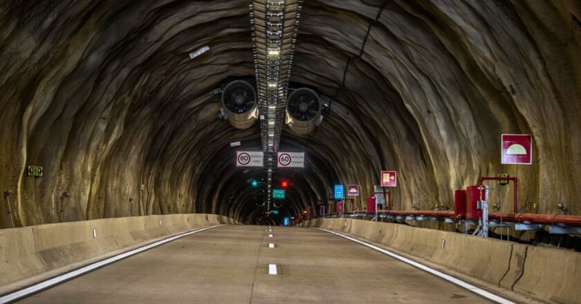 Túneis dos Contornos da Rodovia dos Tamoios serão fechados para manutenção noturna