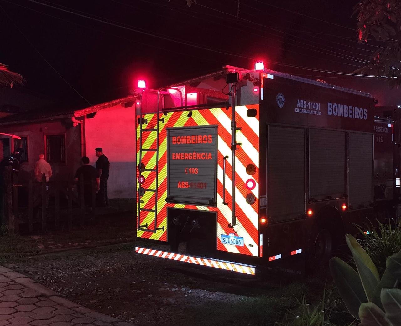 Incêndio em residência em Caraguatatuba