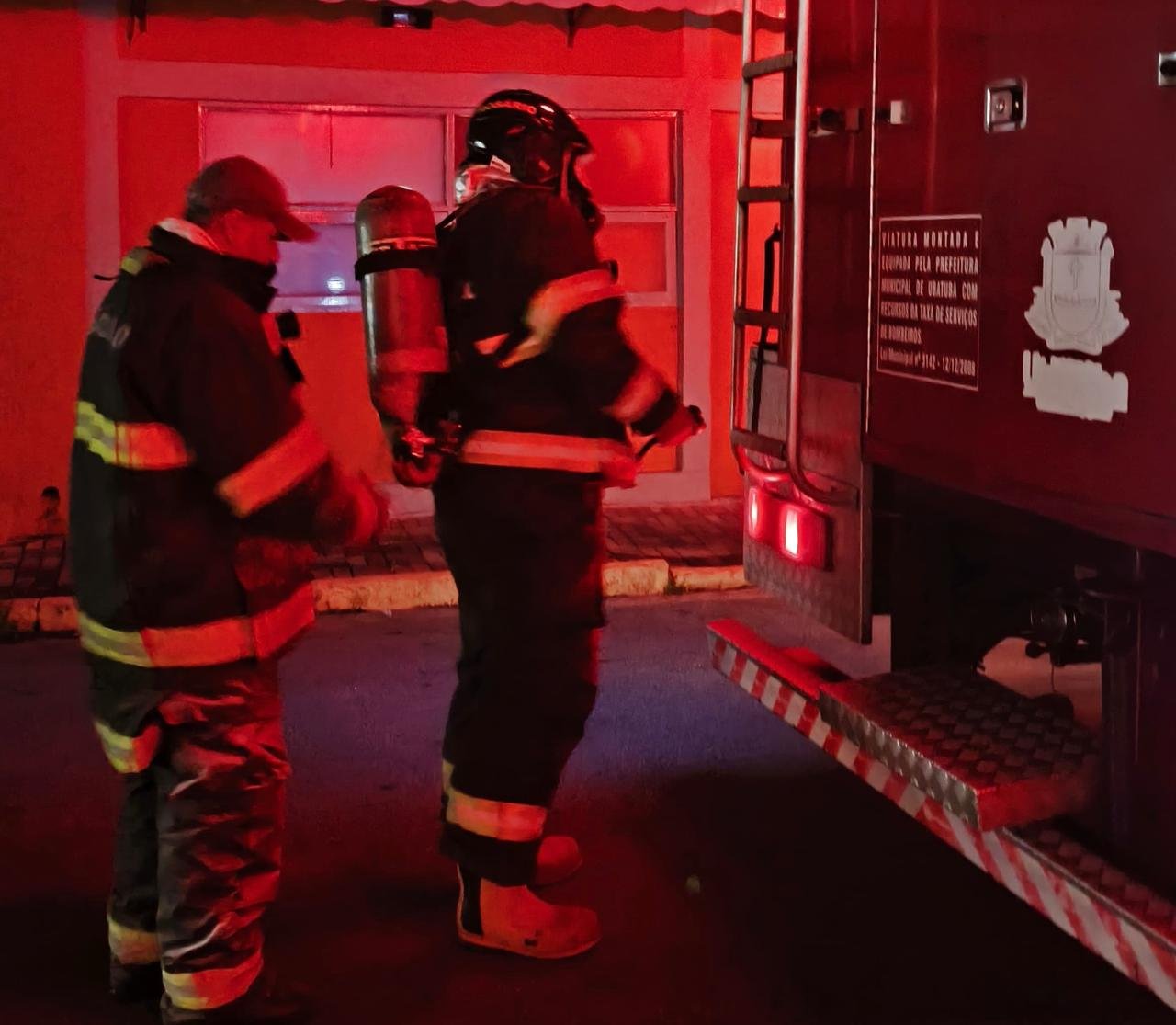 Incêndio em poste de energia em Ubatuba