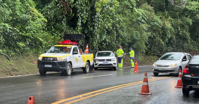 Acidente entre caminhão e carro interdita trecho da Rio/Santos em Caraguatatuba