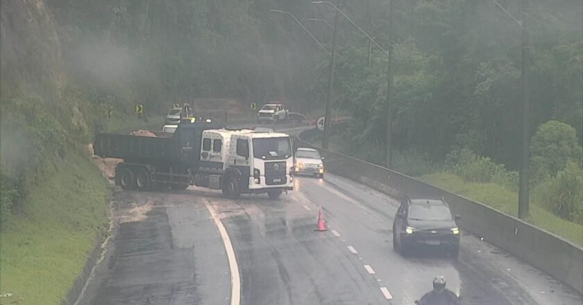 Deslizamento de terra interdita trecho da Rodovia dos Tamoios