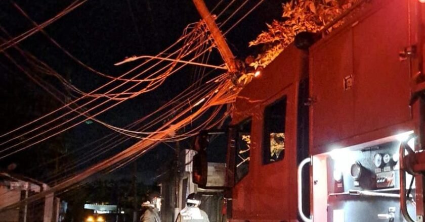 Incêndio em poste de energia é combatido pelos bombeiros