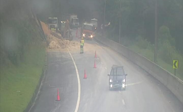 Deslizamento de terra interdita trecho da Rodovia dos Tamoios