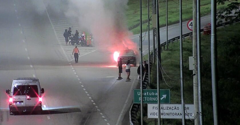 Incêndio em veículo na rodovia dos Tamoios é combatido por bombeiros