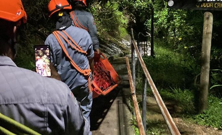 Jovem é resgatado em local de difícil acesso em Caraguatatuba