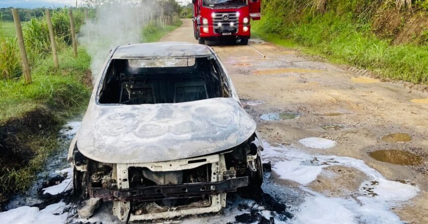 Bombeiros combatem incêndio em veículo em Caraguatatuba
