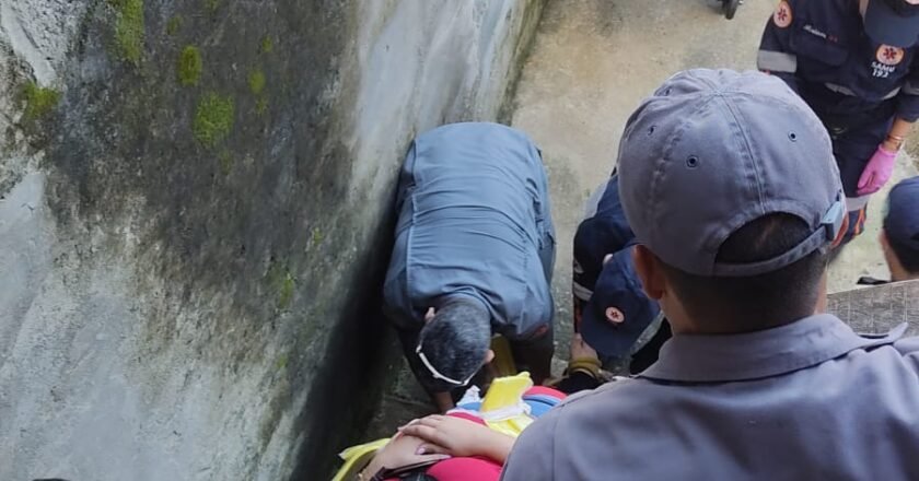 Bombeiros de São Sebastião prestam apoio ao SAMU em ocorrência no bairro Cigarras