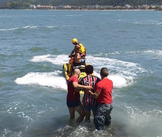 Bombeiros resgatam jovem ferido em trilha de Ubatuba