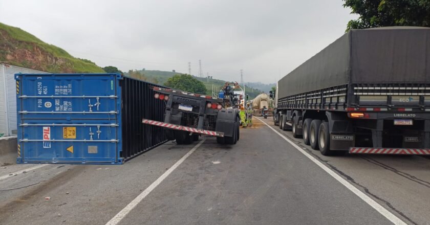 Acidente com carreta e container na Via Dutra em Aparecida interdita pista e deixa 13 quilômetros de congestionamento