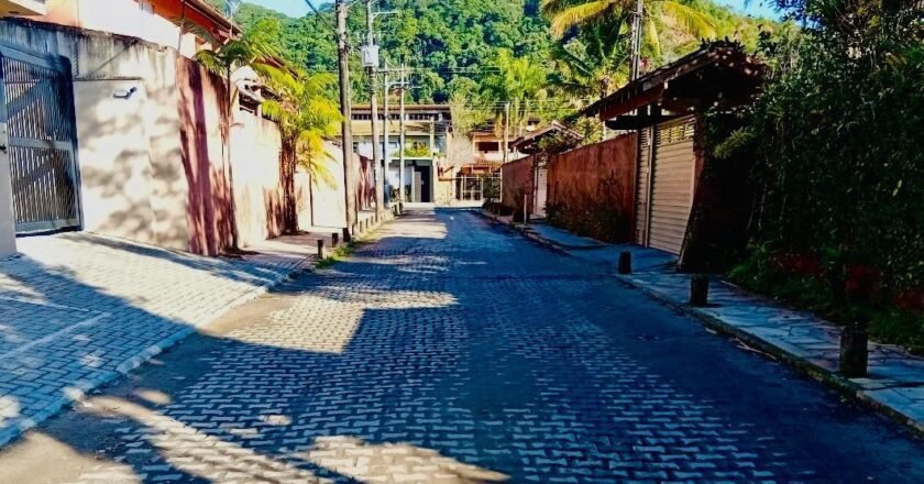 Ampliação de rede de esgoto interdita ruas no Cambury, São Sebastião