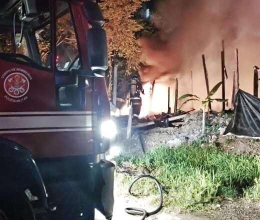 Incêndio destrói imóvel em Ubatuba durante madrugada