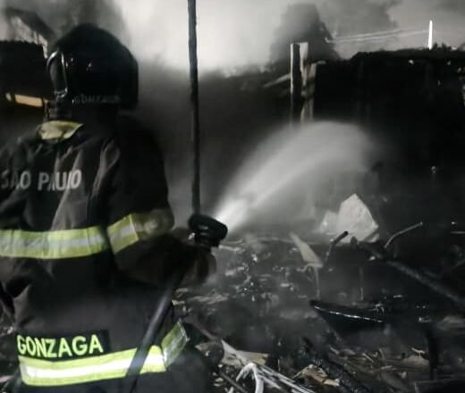 Bombeiros combatem incêndio em galpão em Ubatuba