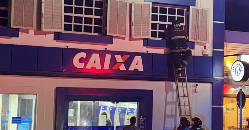 Bombeiros combatem incêndio em agência da Caixa Econômica Federal em Ilhabela