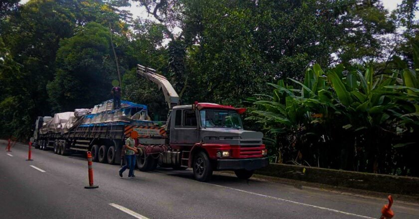 Acidente de carreta interdita rodovia Anchieta em Cubatão