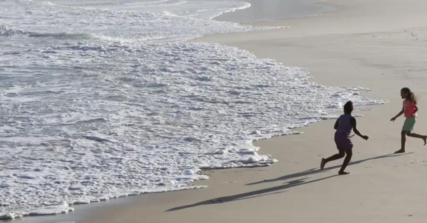 Cetesb alerta sobre condições de água em 5 praias de São Vicente