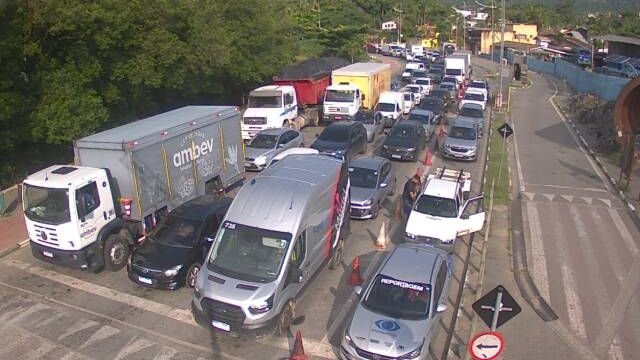 Balsa de Ilhabela tem espera de até 45 minutos; veja detalhes