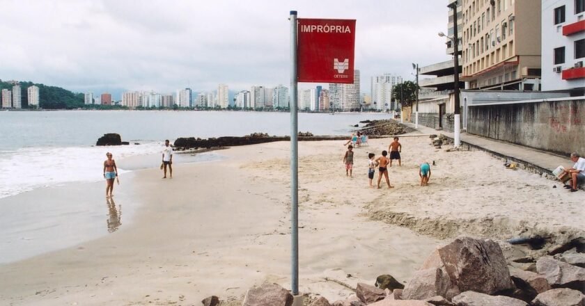 Litoral de SP está com 43 praias impróprias para banho; aponta boletim da Cetesb