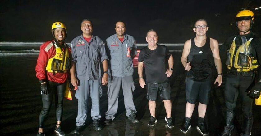 Bombeiros resgatam pai e filho que ficaram ilhados em área de difícil acesso no litoral de Ubatuba