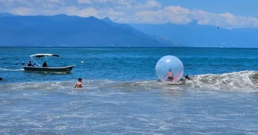 Bolhas infláveis ilegais apreendidas em praia de Ubatuba