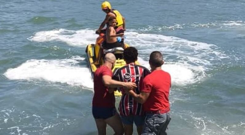 Bombeiros resgatam adolescente em trilha de Ubatuba após acidente