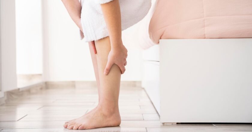 Cãibra noturna na perna: por que acontece e o que fazer para evitar