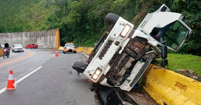Caminhão tomba na Mogi