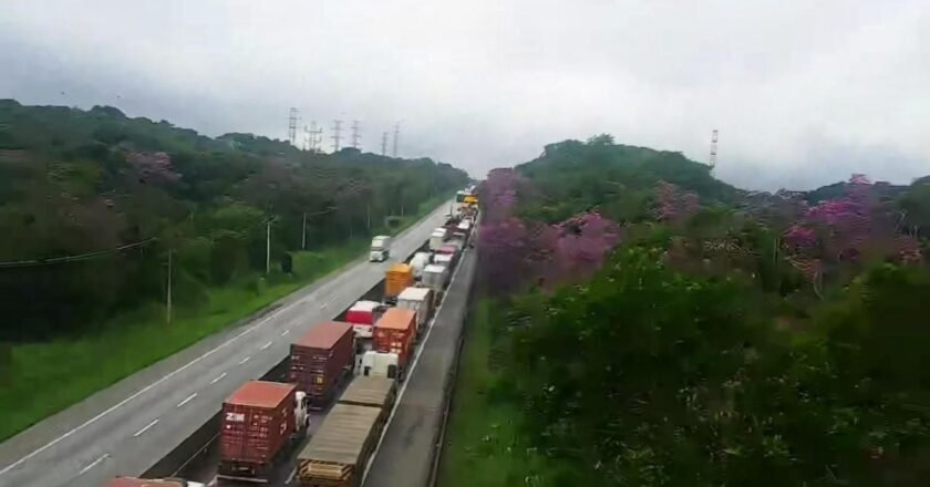 Carreta perde controle e bate em mureta na Anchieta, em Cubatão