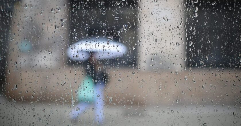 Litoral de SP enfrenta chuva forte e persistente