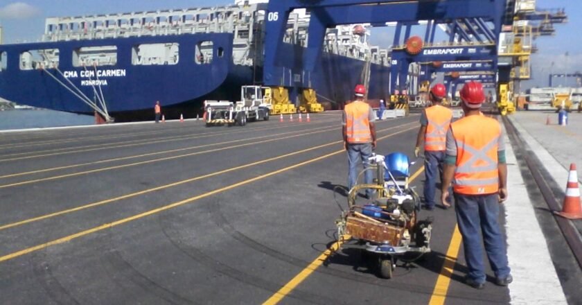 Sinalização corporativa reforça identidade no Porto de Santos