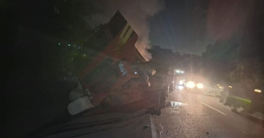 Dois acidentes com carretas registrados em rodovias do litoral de SP