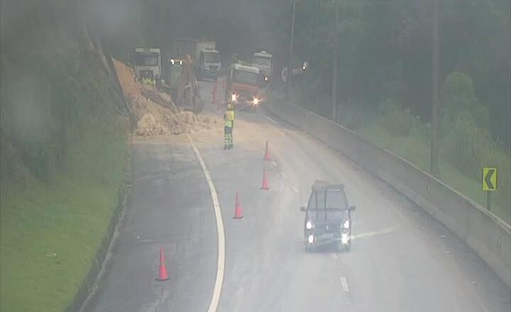 Deslizamento de terra bloqueia trecho da Rodovia dos Tamoios