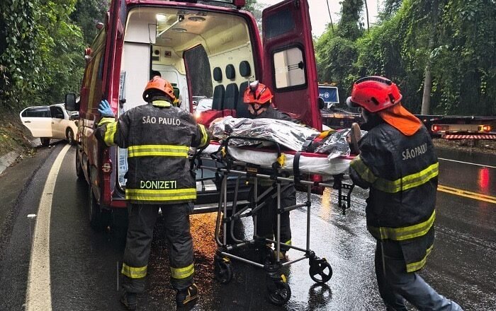 Acidente com três veículos deixa feridos na Costa Sul de São Sebastião